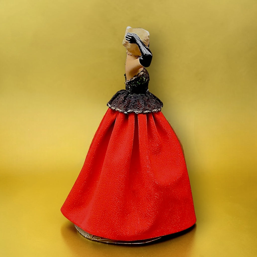 Lady Lamp vintage en plâtre polychrome – lampe poupée à jupe abat-jour rouge – années 1950