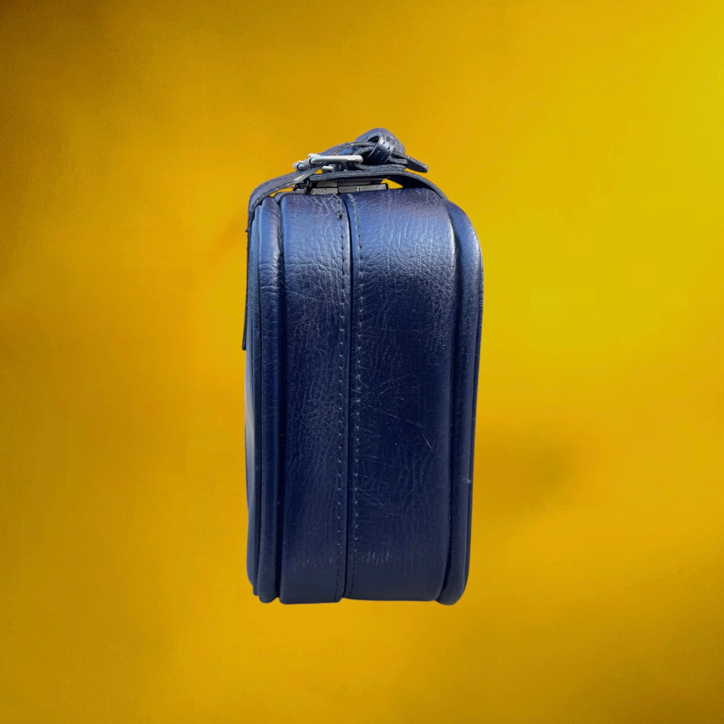Petite Valise en Skaï Bleu Marine Boucles Méta avec Clés  – Années 70