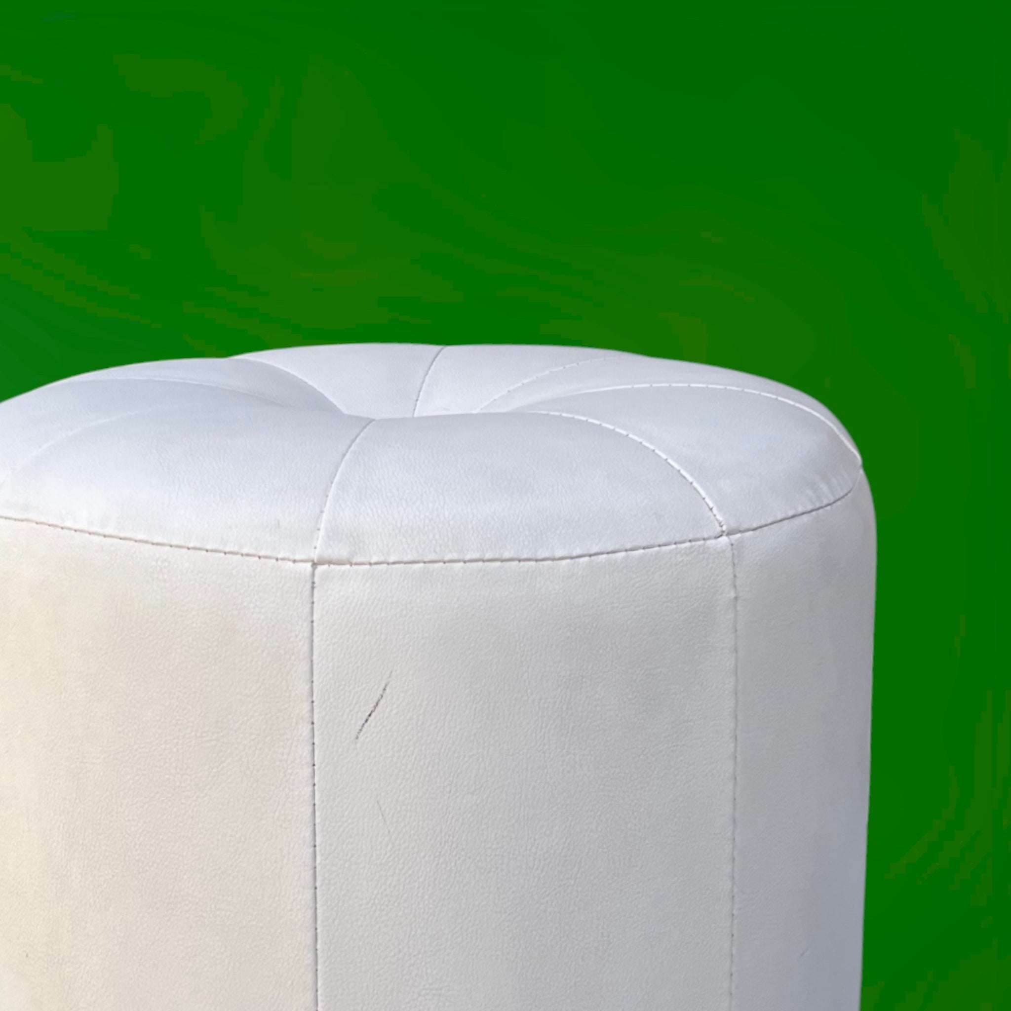 Pouf Rond Capitonné en Skaï Blanc – Années 70