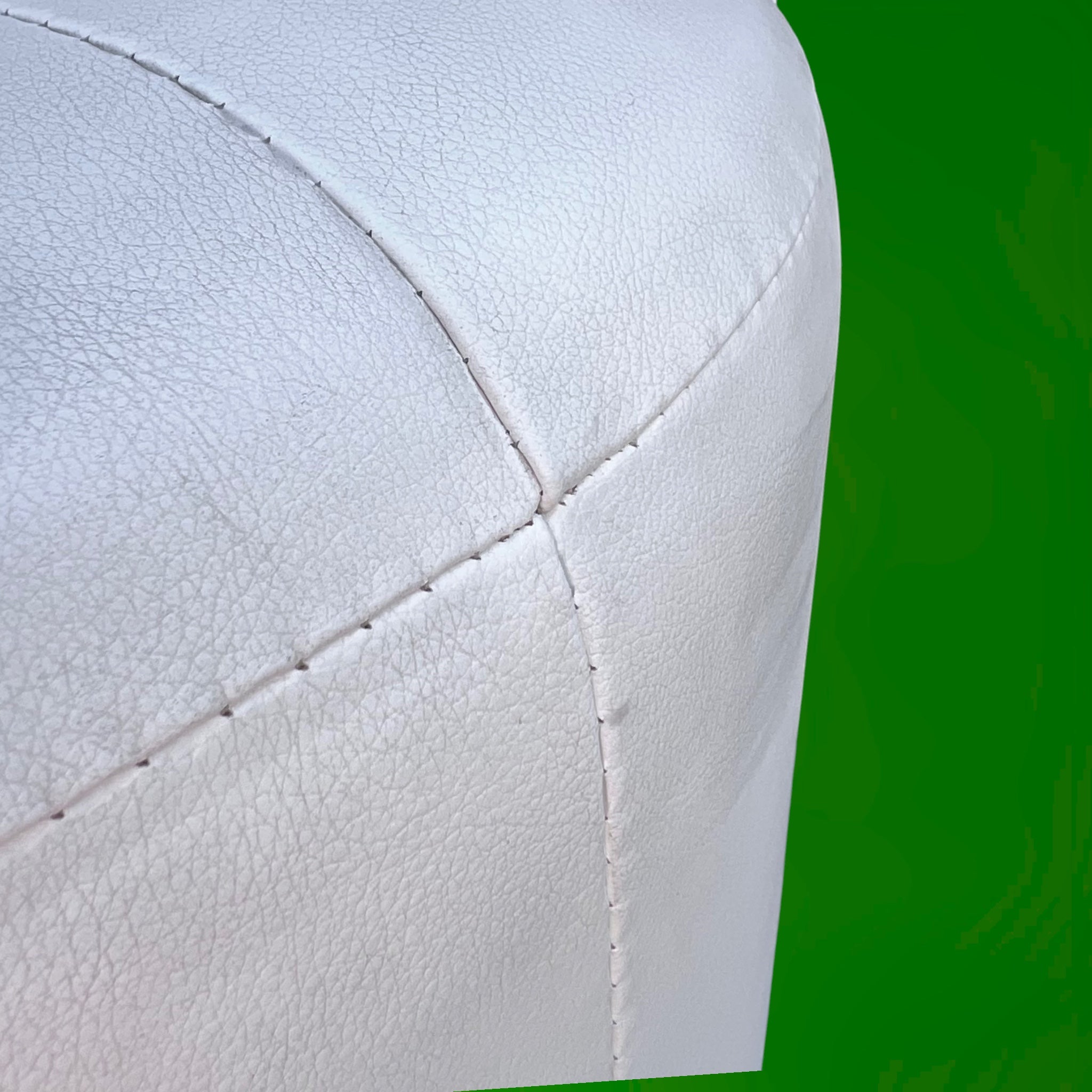Pouf Rond Capitonné en Skaï Blanc – Années 70