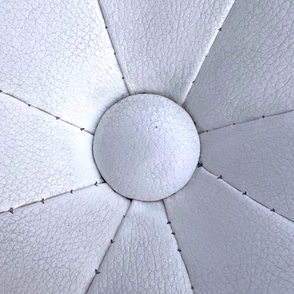 Pouf Rond Capitonné en Skaï Blanc – Années 70
