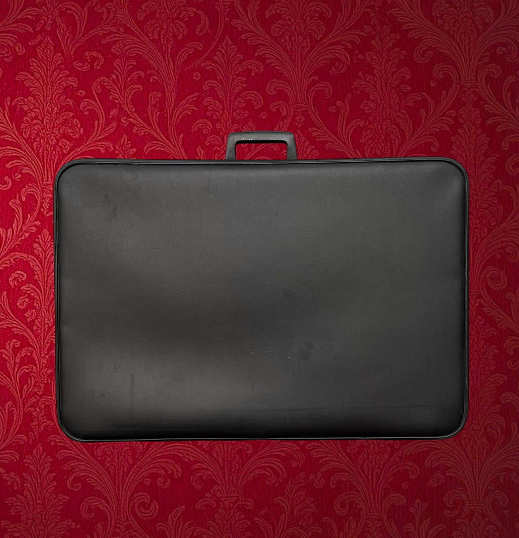 Grande Valise en Skaï Noir à Doublure Verte et Fermoirs CHENEY England – Années 60-70