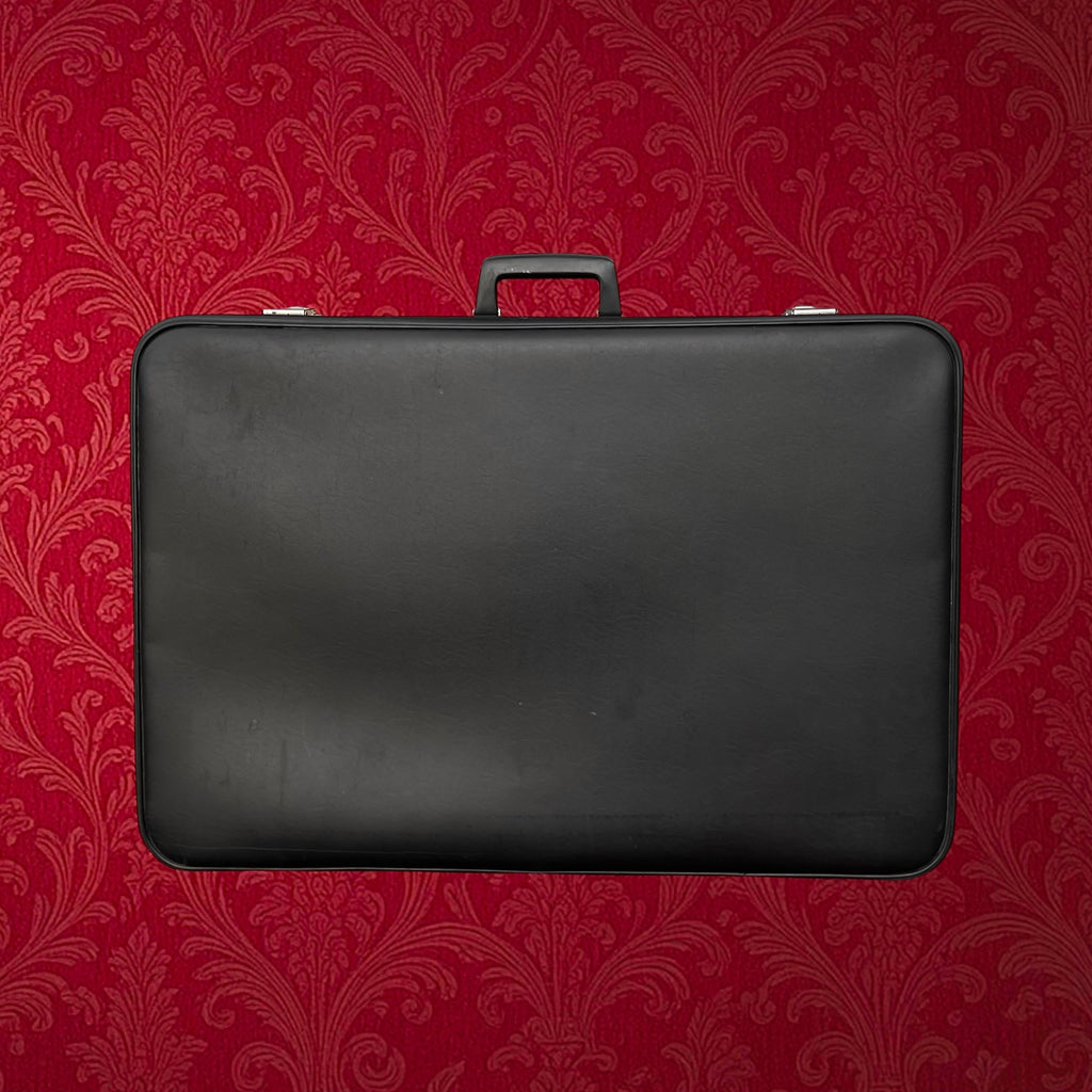 Grande Valise en Skaï Noir à Doublure Verte et Fermoirs CHENEY England – Années 60-70