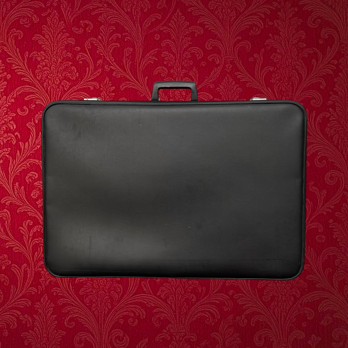 Grande Valise en Skaï Noir à Doublure Verte et Fermoirs CHENEY England – Années 60-70