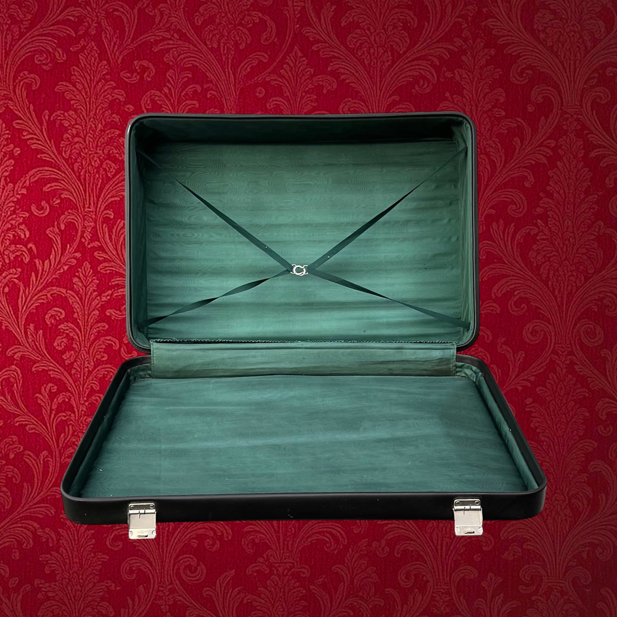 Grande Valise en Skaï Noir à Doublure Verte et Fermoirs CHENEY England – Années 60-70