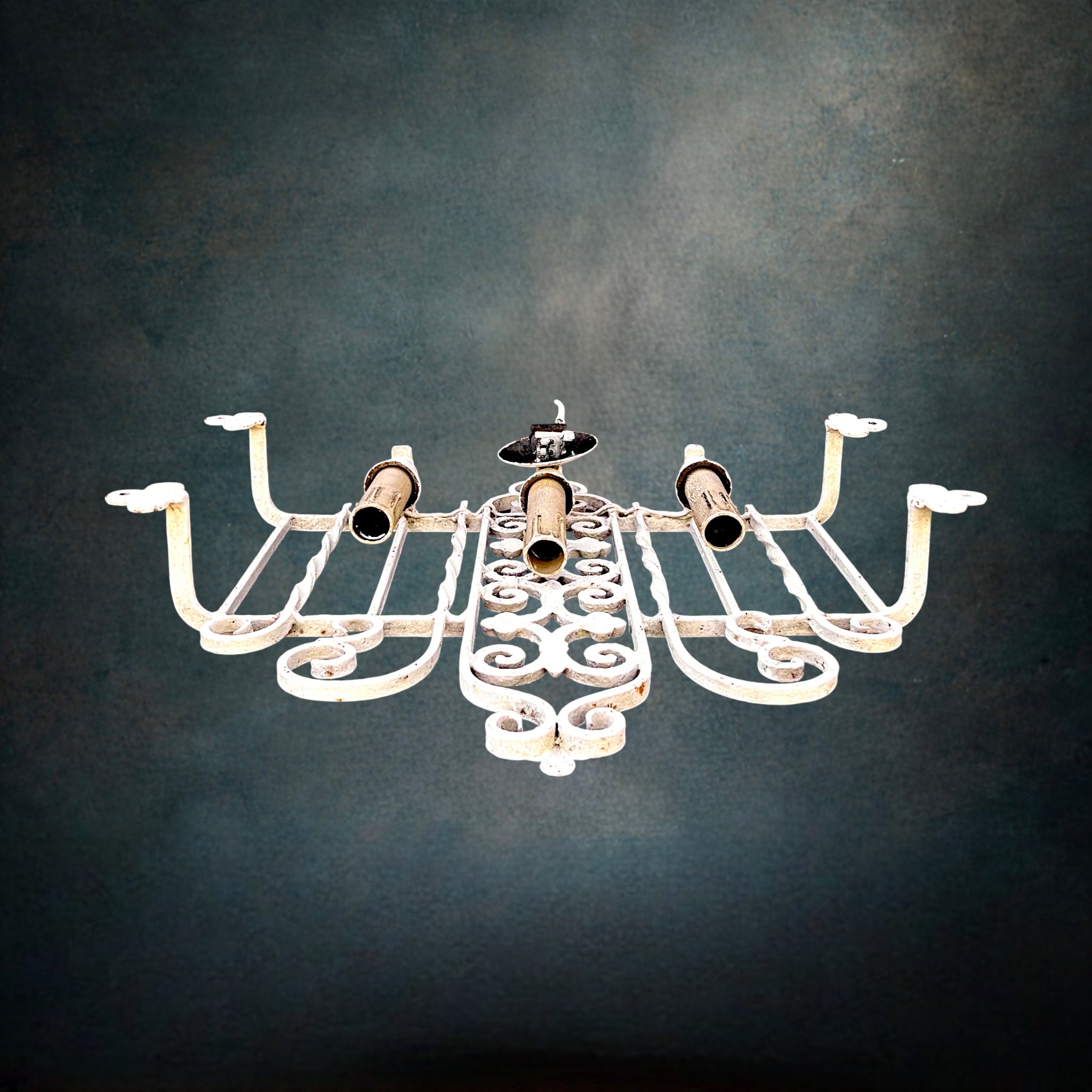 Ancienne Triple Applique Murale En Fer Forgé Blanc Fleur De Lys Électrifiée – Années 50 60