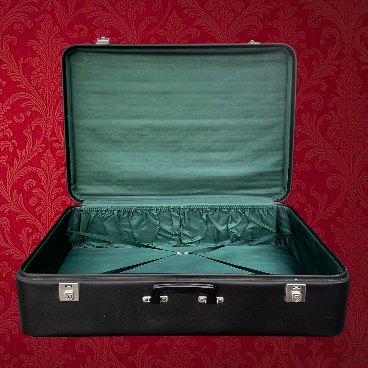 Grande Valise en Skaï Noir à Doublure Verte et Fermoirs CHENEY England – Années 60-70