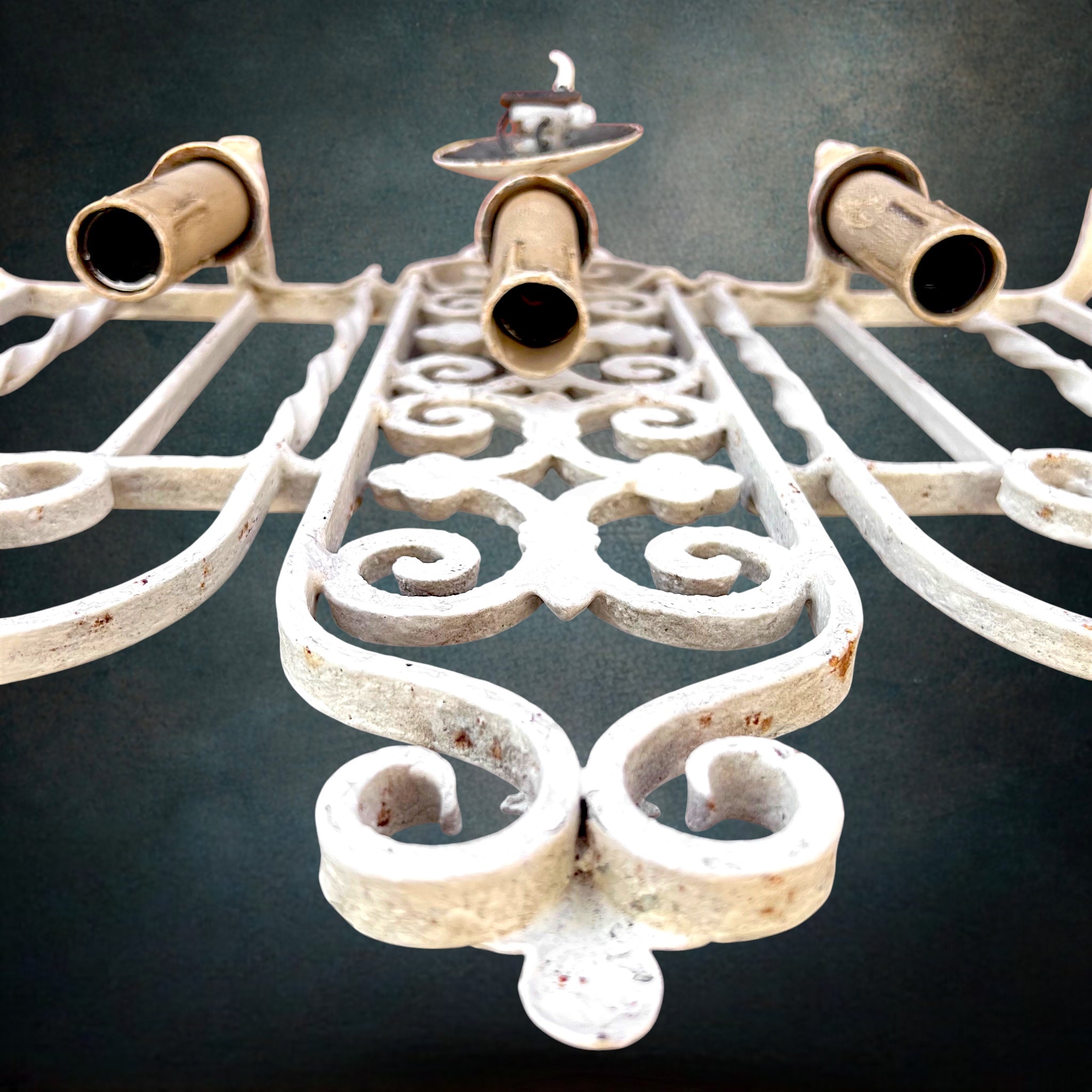 Ancienne Triple Applique Murale En Fer Forgé Blanc Fleur De Lys Électrifiée – Années 50 60
