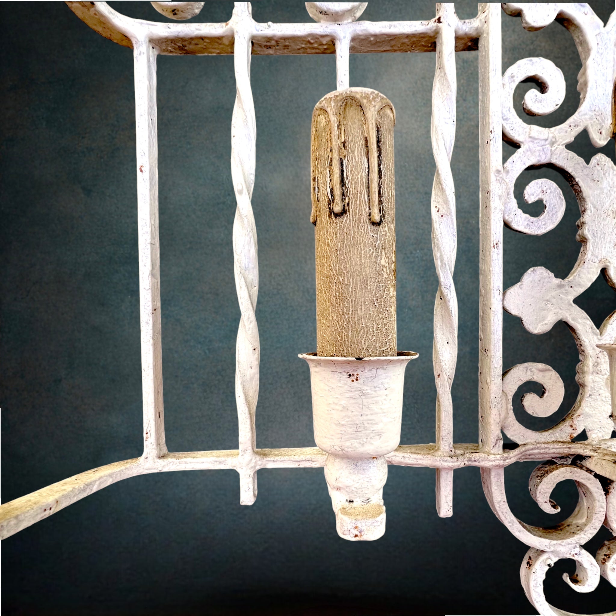 Ancienne Triple Applique Murale En Fer Forgé Blanc Fleur De Lys Électrifiée – Années 50 60