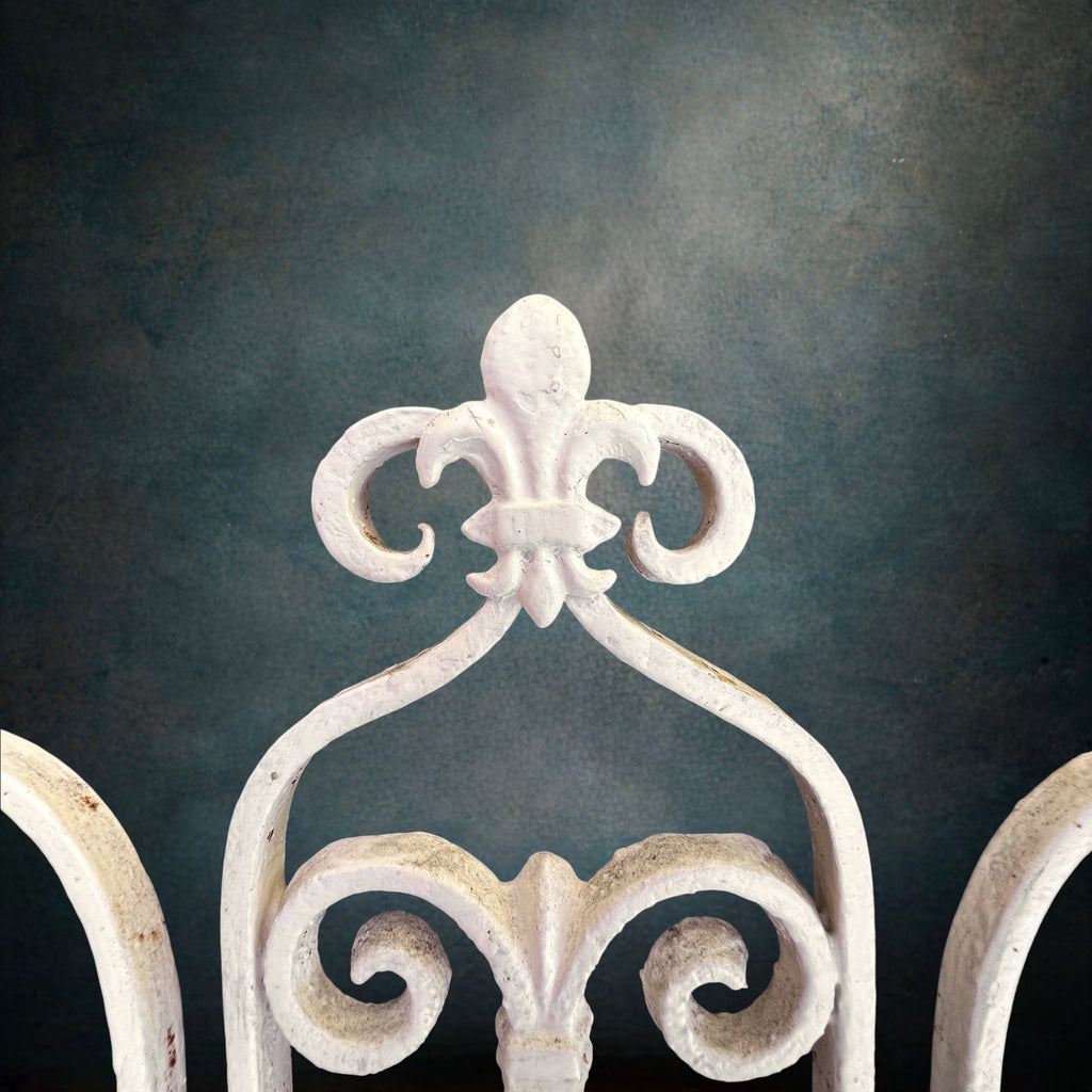 Ancienne Triple Applique Murale En Fer Forgé Blanc Fleur De Lys Électrifiée – Années 50 60