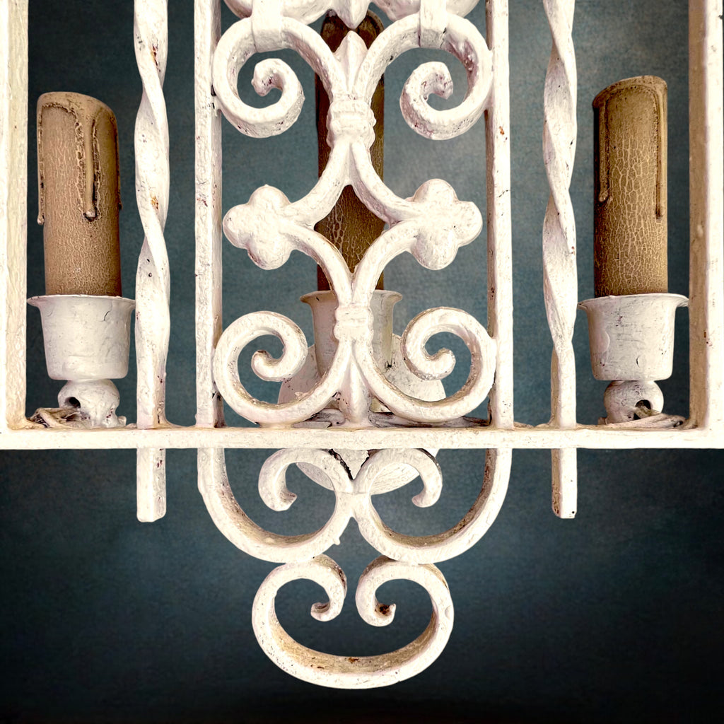 Ancienne Triple Applique Murale En Fer Forgé Blanc Fleur De Lys Électrifiée – Années 50 60