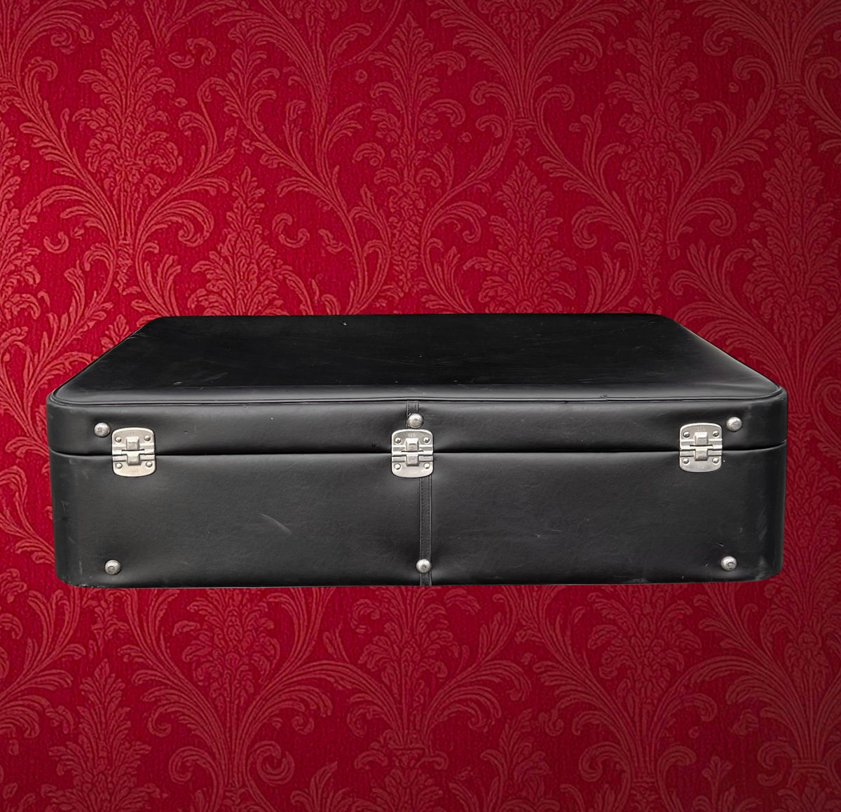 Grande Valise en Skaï Noir à Doublure Verte et Fermoirs CHENEY England – Années 60-70