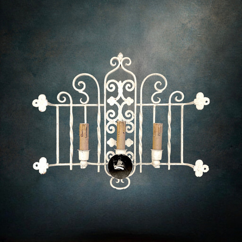 Ancienne Triple Applique Murale En Fer Forgé Blanc Fleur De Lys Électrifiée – Années 50 60