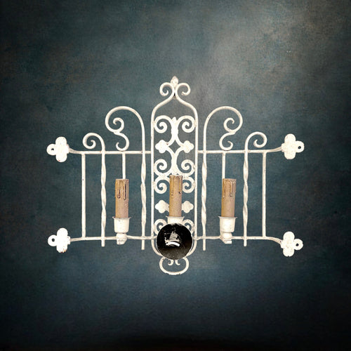 Ancienne Triple Applique Murale En Fer Forgé Blanc Fleur De Lys Électrifiée – Années 50 60