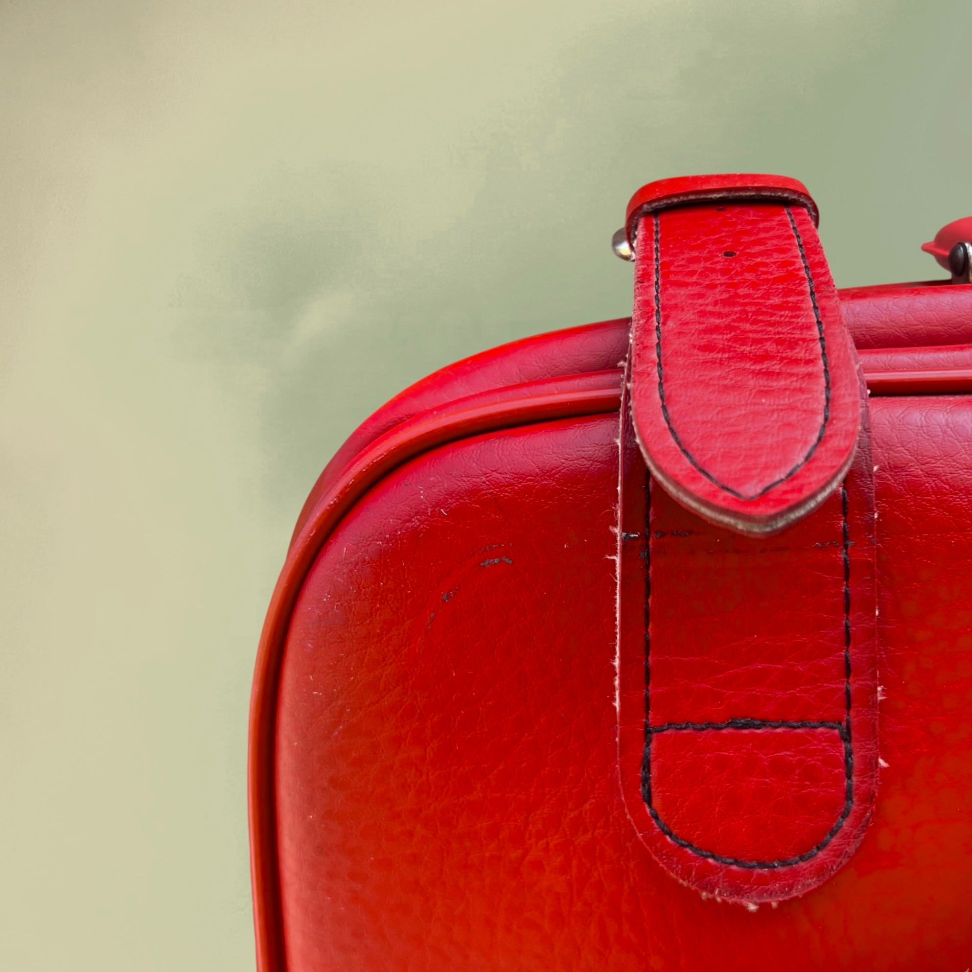 Petite Valise en Skaï Rouge Fermoir Métal Doré Années 60