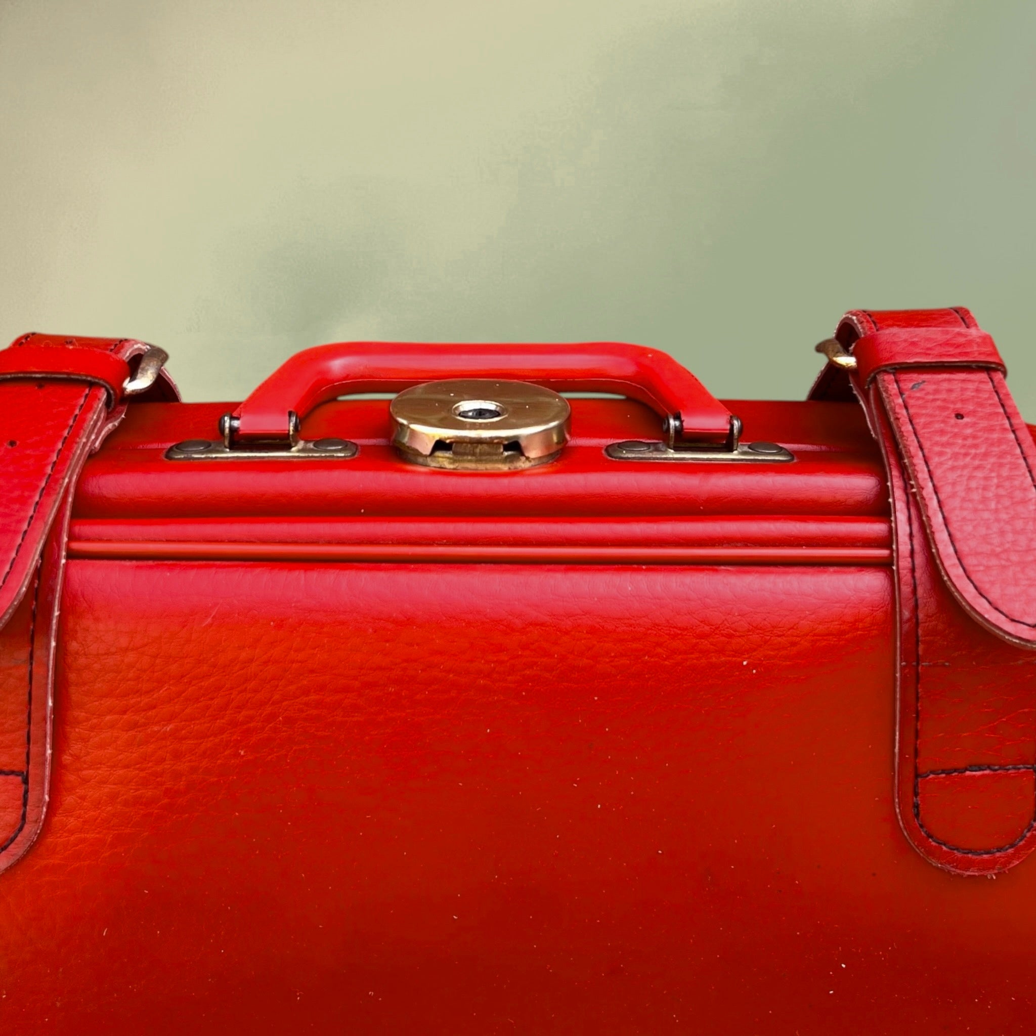 Petite Valise en Skaï Rouge Fermoir Métal Doré Années 60