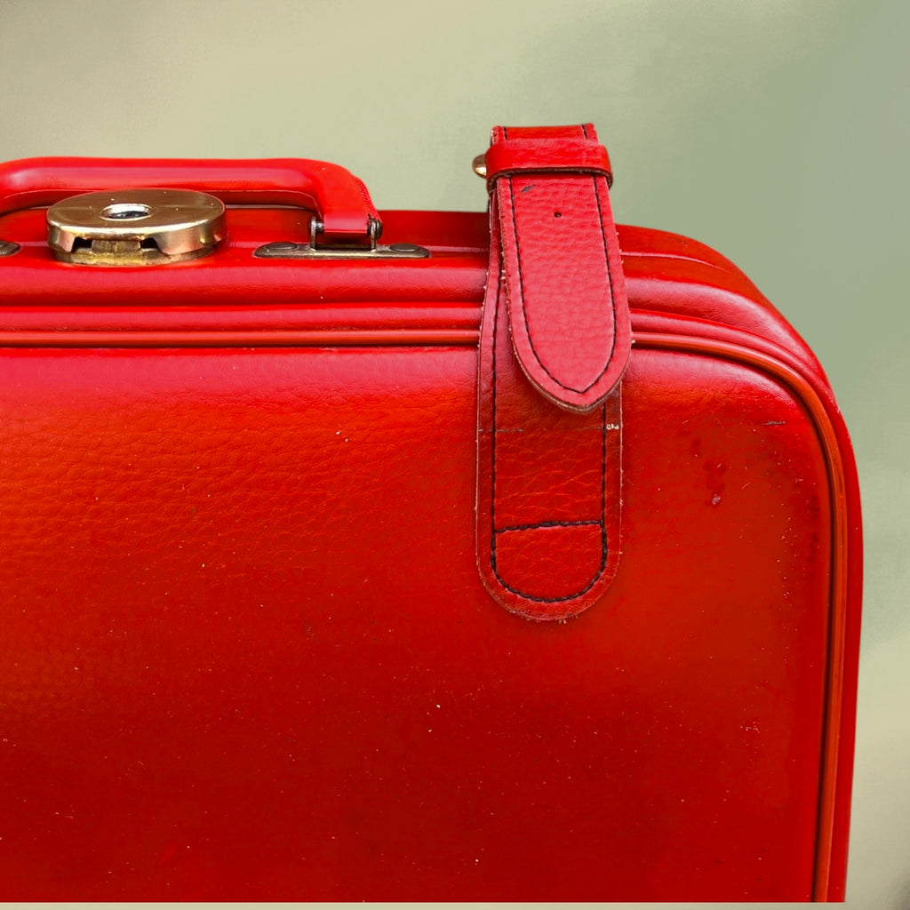 Petite Valise en Skaï Rouge Fermoir Métal Doré Années 60