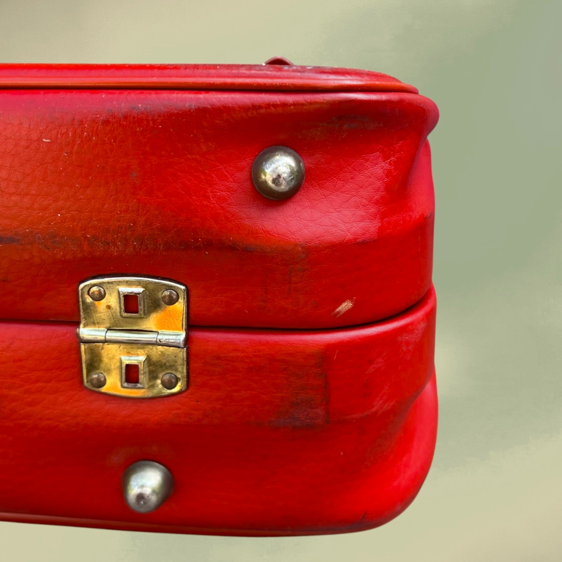 Petite Valise en Skaï Rouge Fermoir Métal Doré Années 60
