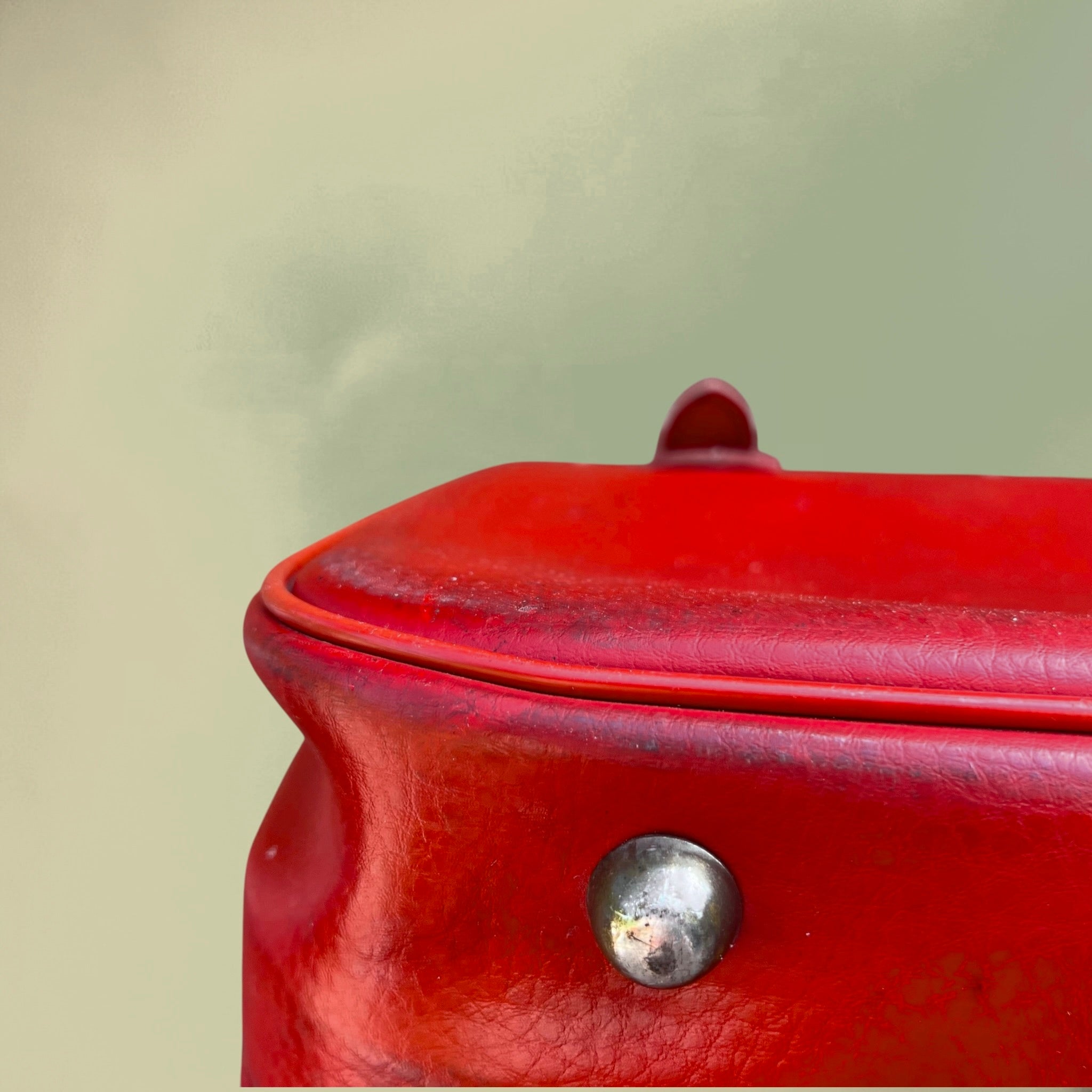 Petite Valise en Skaï Rouge Fermoir Métal Doré Années 60