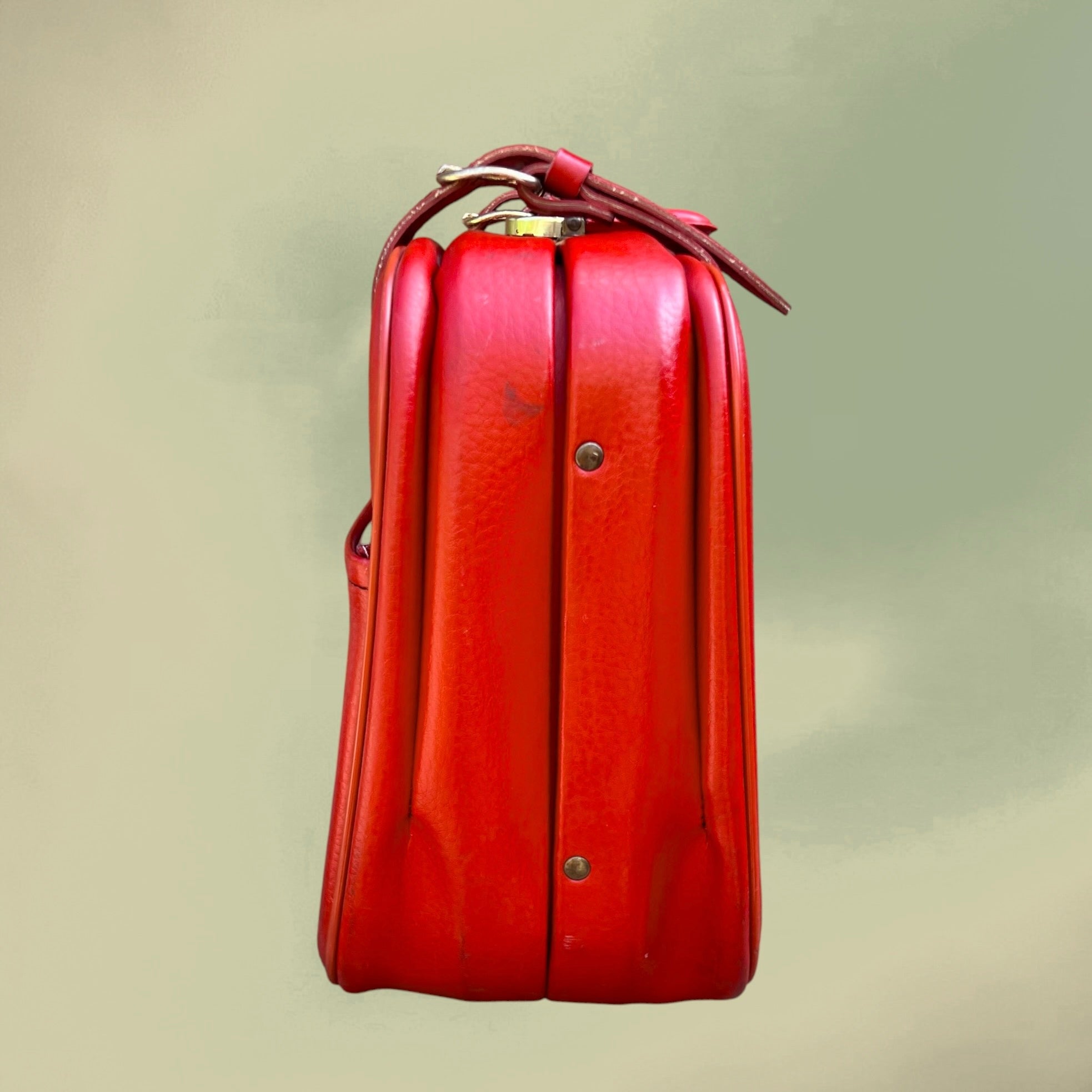 Petite Valise en Skaï Rouge Fermoir Métal Doré Années 60