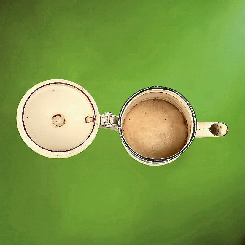 Cafetière ancienne en tôle émaillée blanc crème – décor vache – style rustique vintage