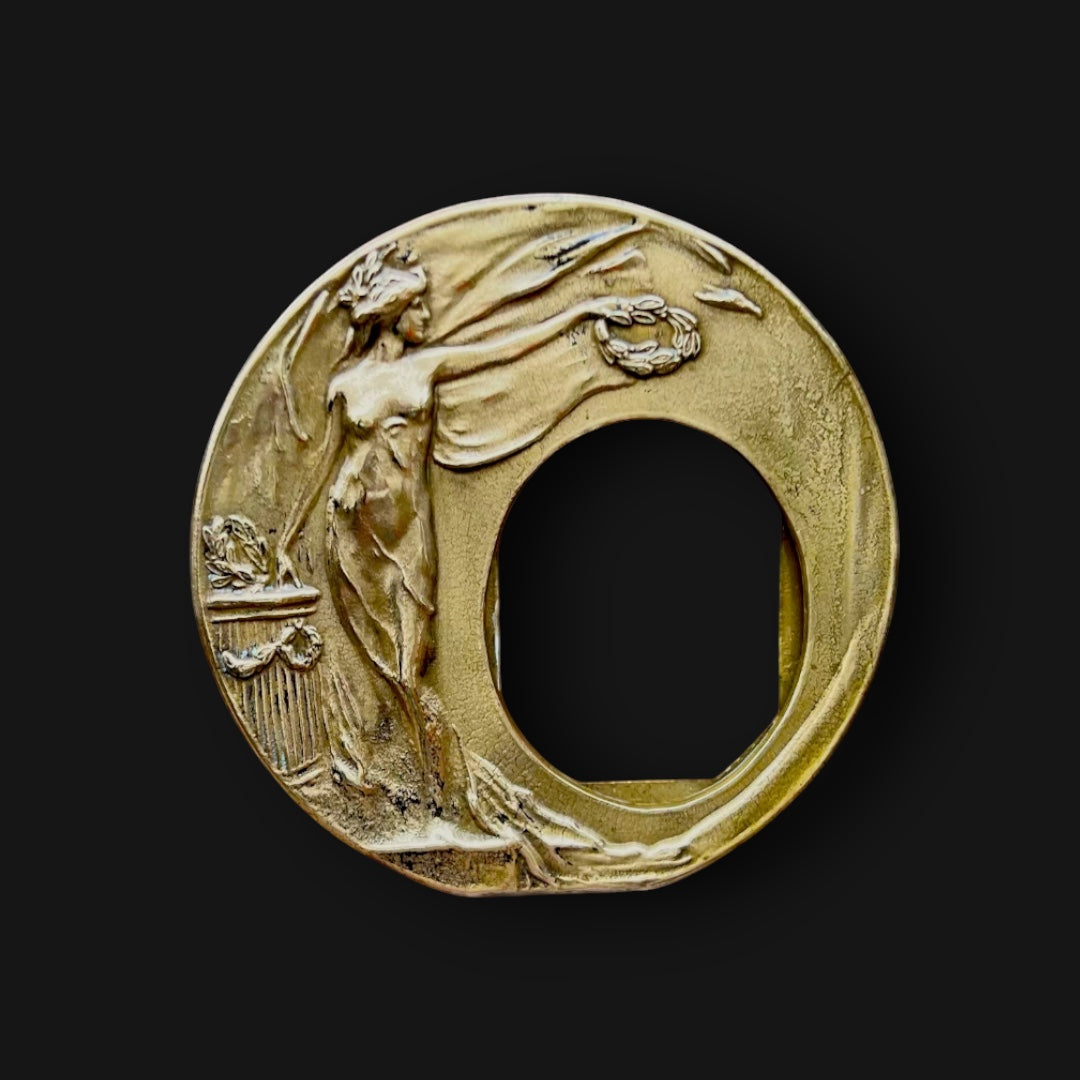 Cadre photo ancien Art Nouveau en laiton doré – médaillon femme ailée – à poser