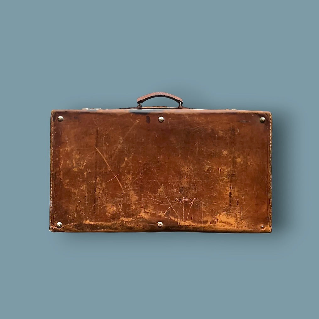 Valise de voyage ancienne en cuir – étiquettes hôtelières – années 1930-40