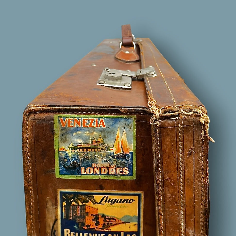 Valise de voyage ancienne en cuir – étiquettes hôtelières – années 1930-40