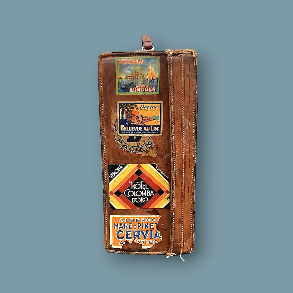 Valise de voyage ancienne en cuir – étiquettes hôtelières – années 1930-40