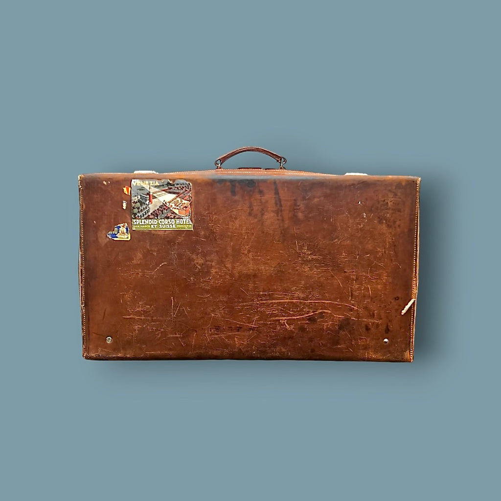 Valise de voyage ancienne en cuir – étiquettes hôtelières – années 1930-40