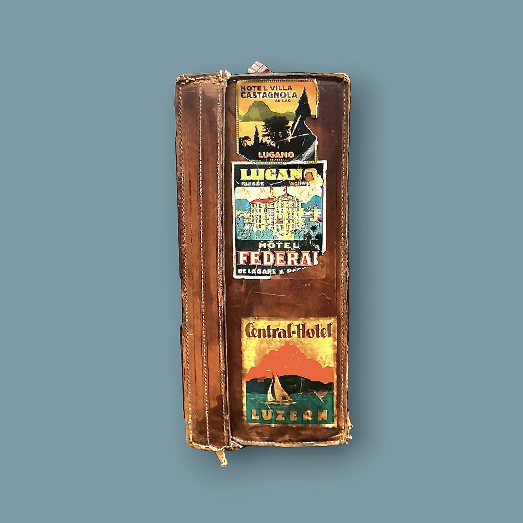 Valise de voyage ancienne en cuir – étiquettes hôtelières – années 1930-40