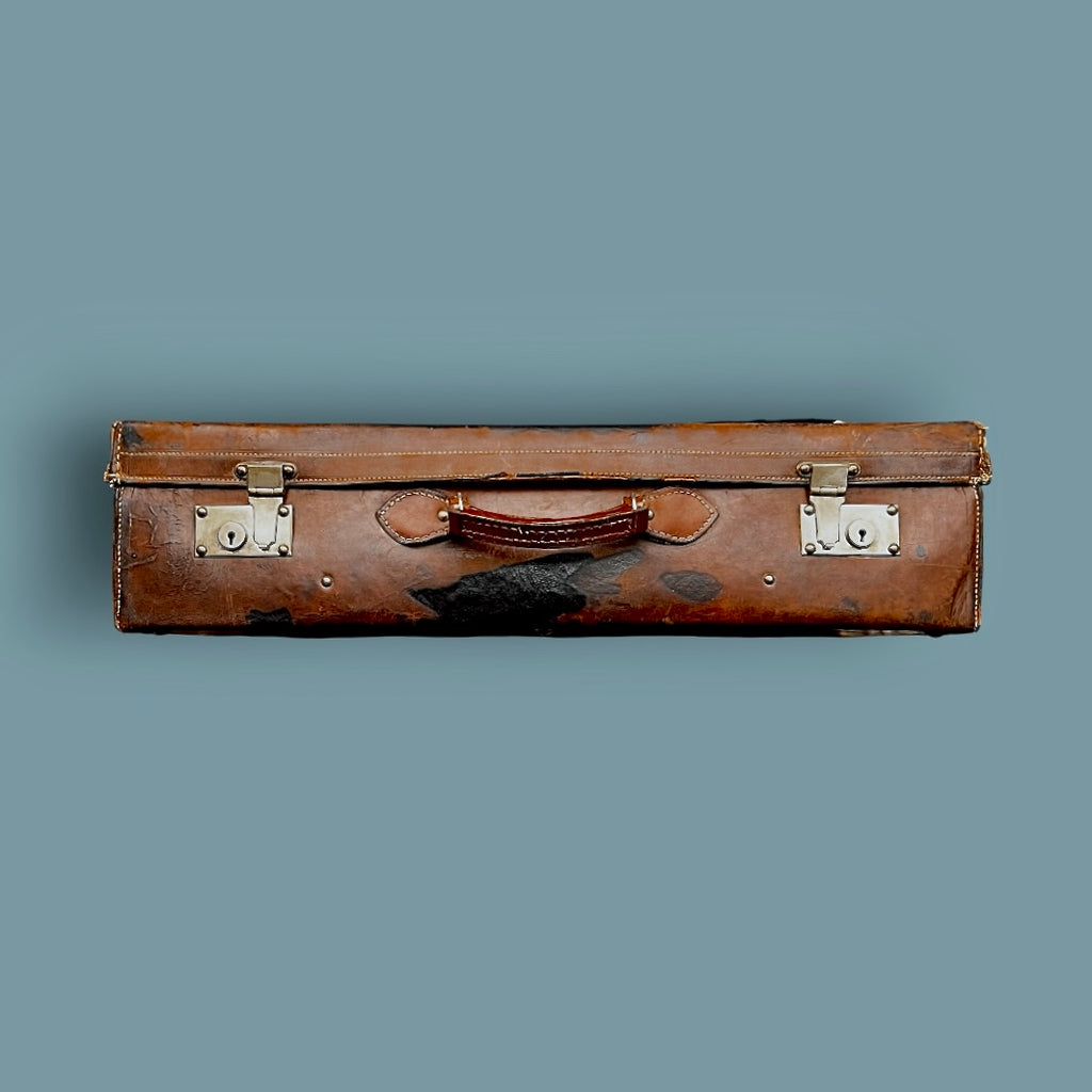 Valise de voyage ancienne en cuir – étiquettes hôtelières – années 1930-40