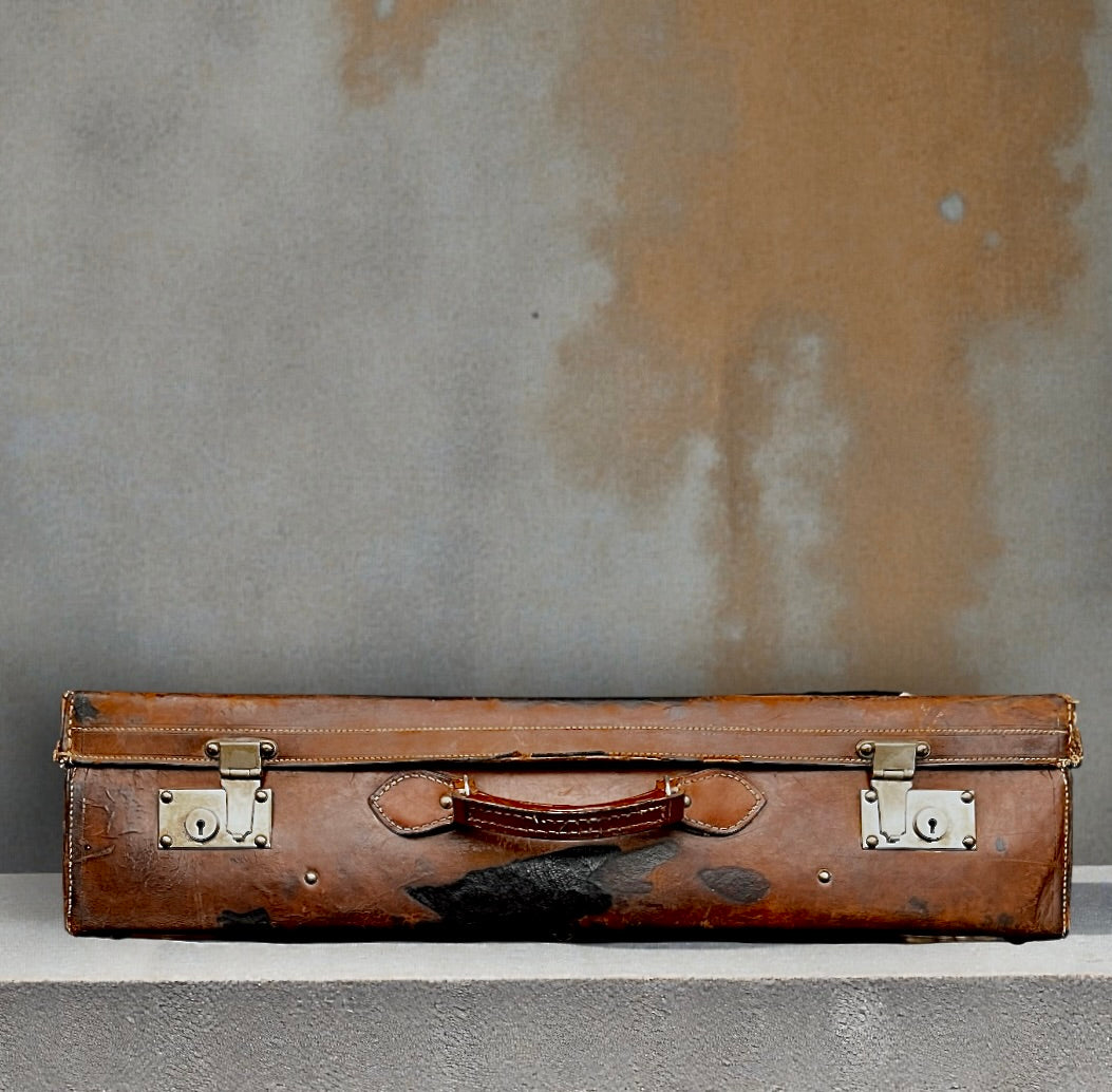 Valise de voyage ancienne en cuir – étiquettes hôtelières – années 1930-40