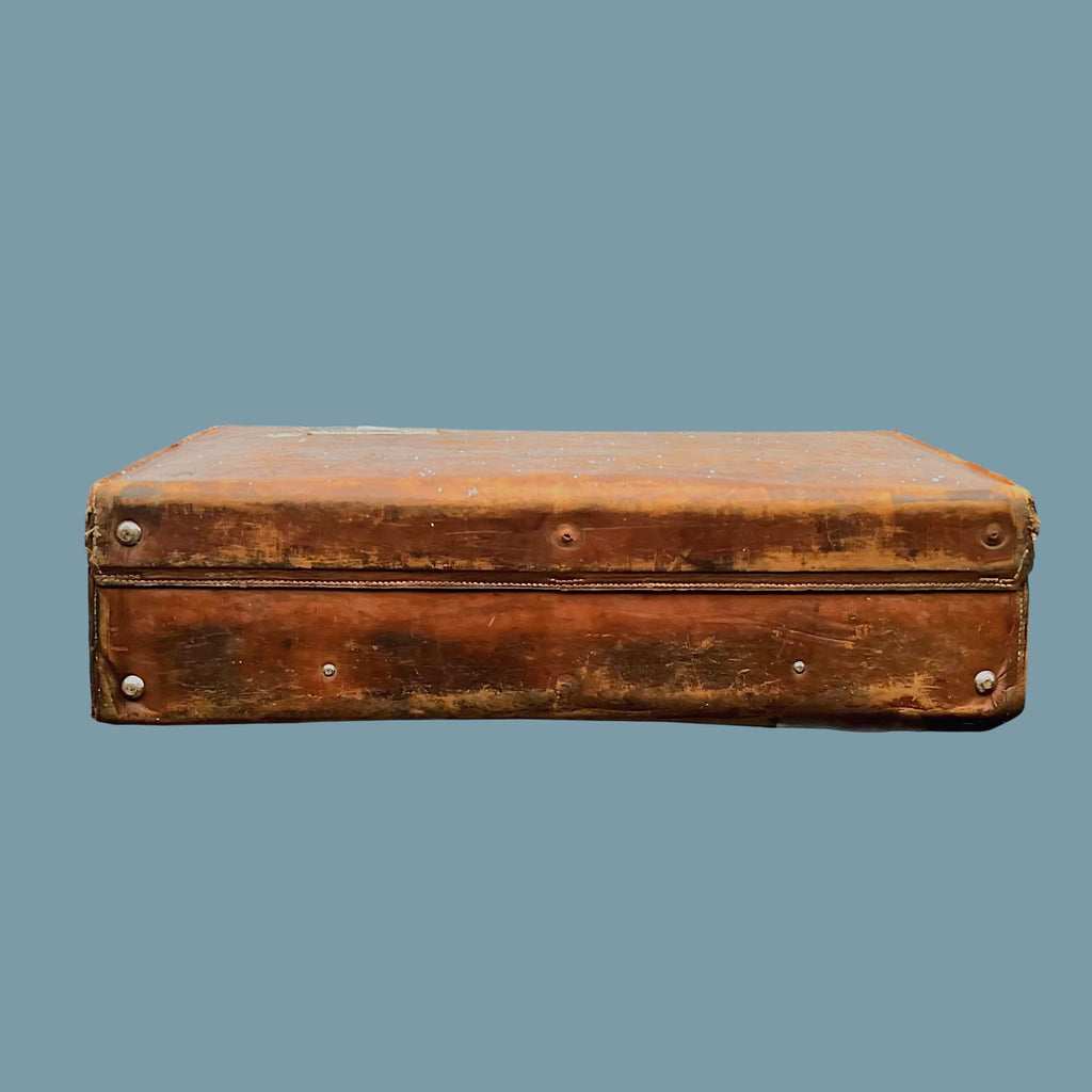 Valise de voyage ancienne en cuir – étiquettes hôtelières – années 1930-40