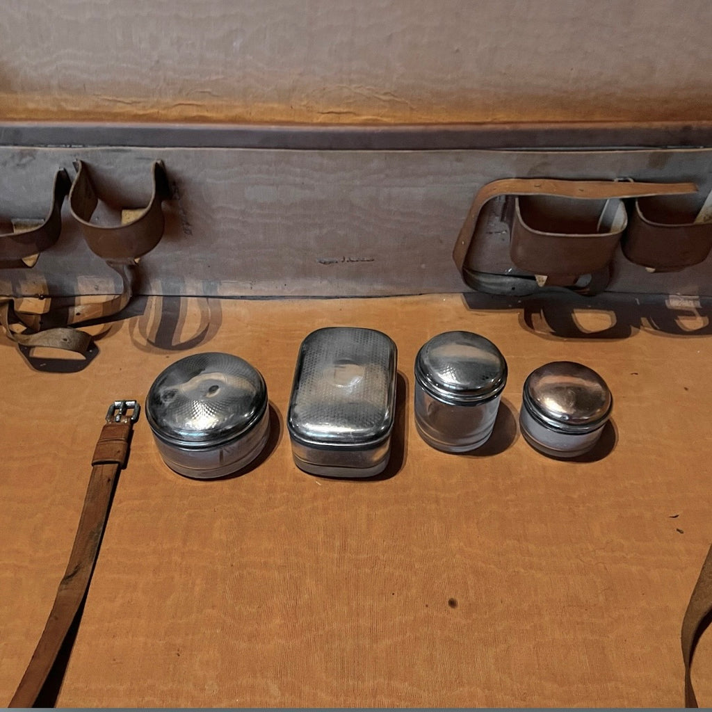Valise de voyage ancienne en cuir – étiquettes hôtelières – années 1930-40