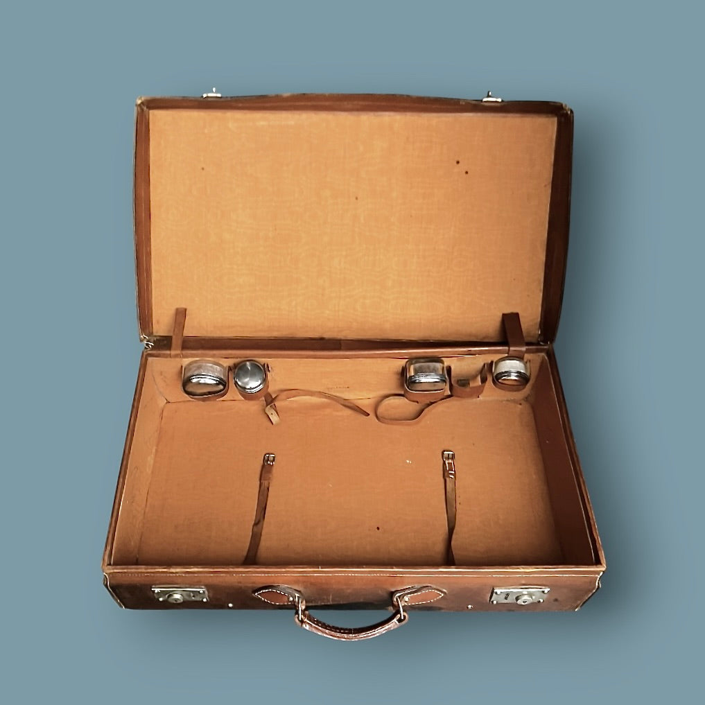 Valise de voyage ancienne en cuir – étiquettes hôtelières – années 1930-40