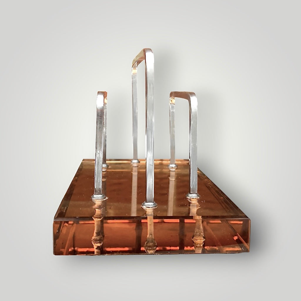 Porte-courrier moderniste en verre rose et métal chromé – années 1960