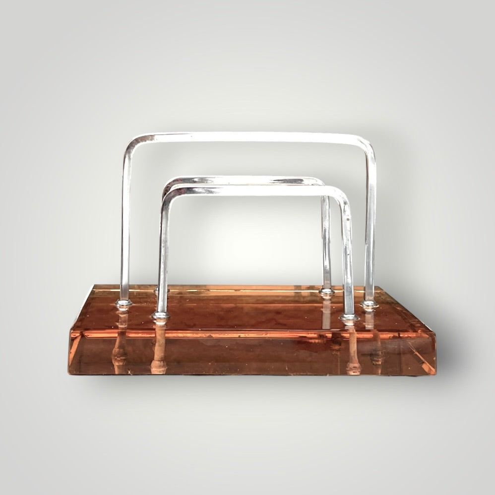 Porte-courrier moderniste en verre rose et métal chromé – années 1960
