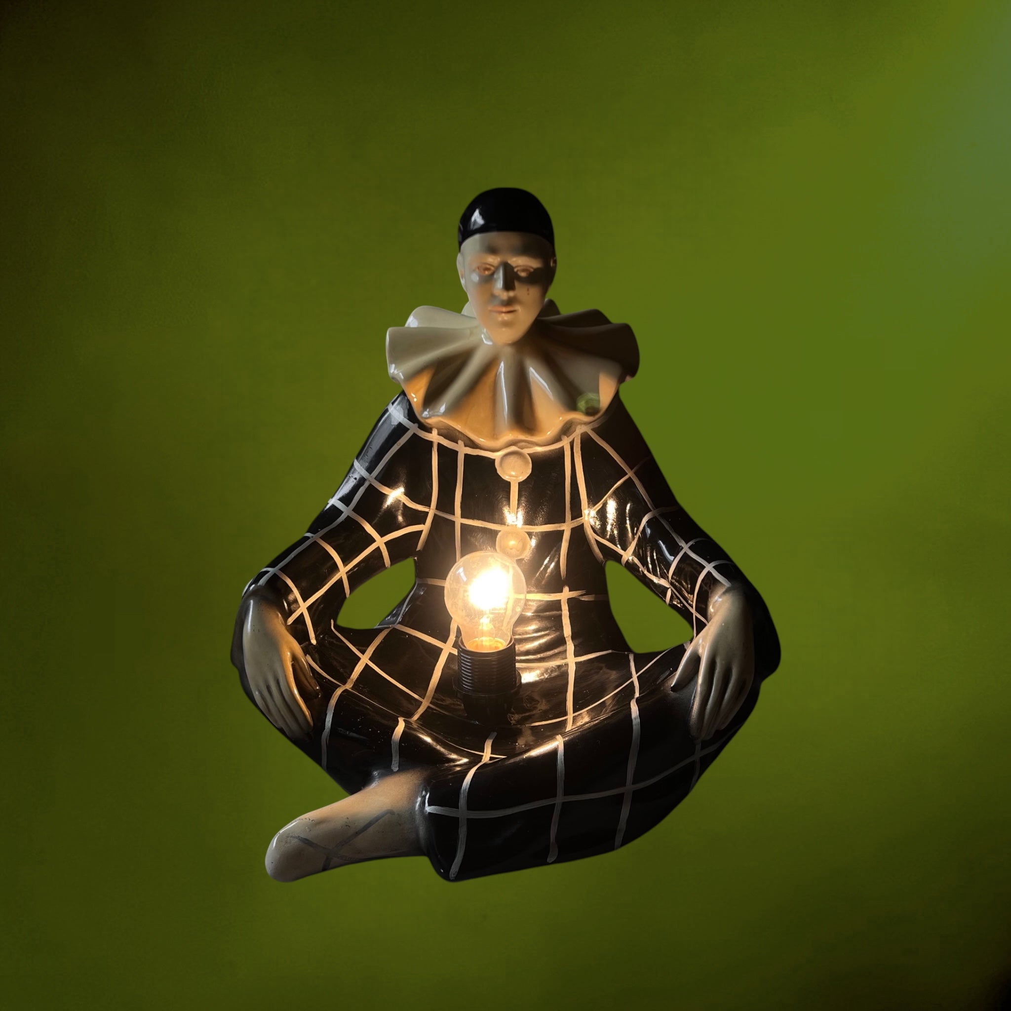 lampe-pierrot-arlequin-resine-noir-blanc
