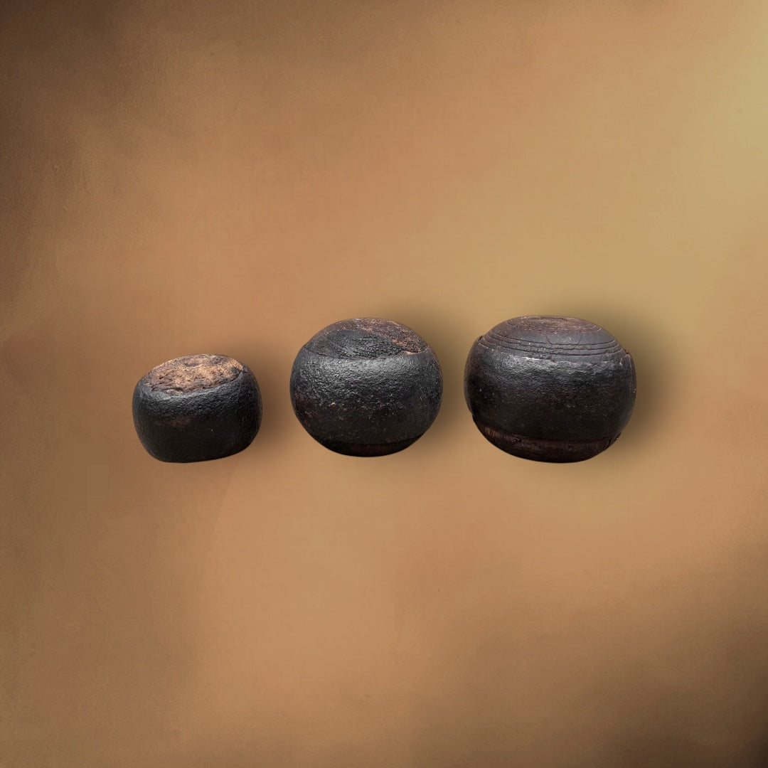 Lot de Trois Anciennes Boules de Fort en Bois Cerclé Patine d’Usage