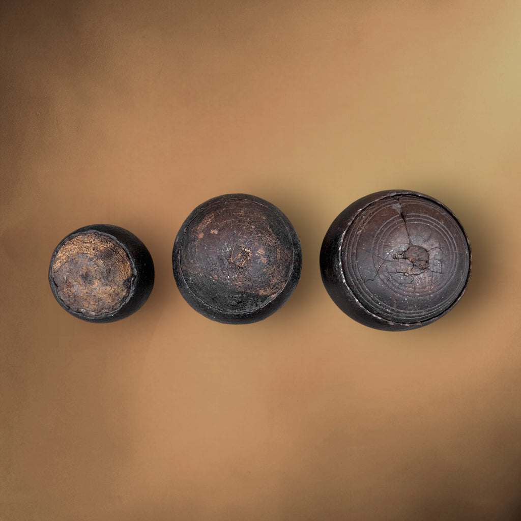 Lot de Trois Anciennes Boules de Fort en Bois Cerclé Patine d’Usage