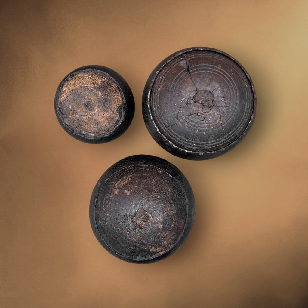 Lot de Trois Anciennes Boules de Fort en Bois Cerclé Patine d’Usage