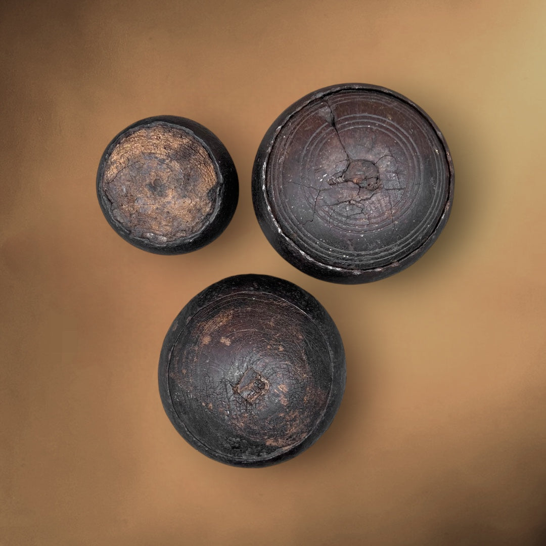 Lot de Trois Anciennes Boules de Fort en Bois Cerclé Patine d’Usage