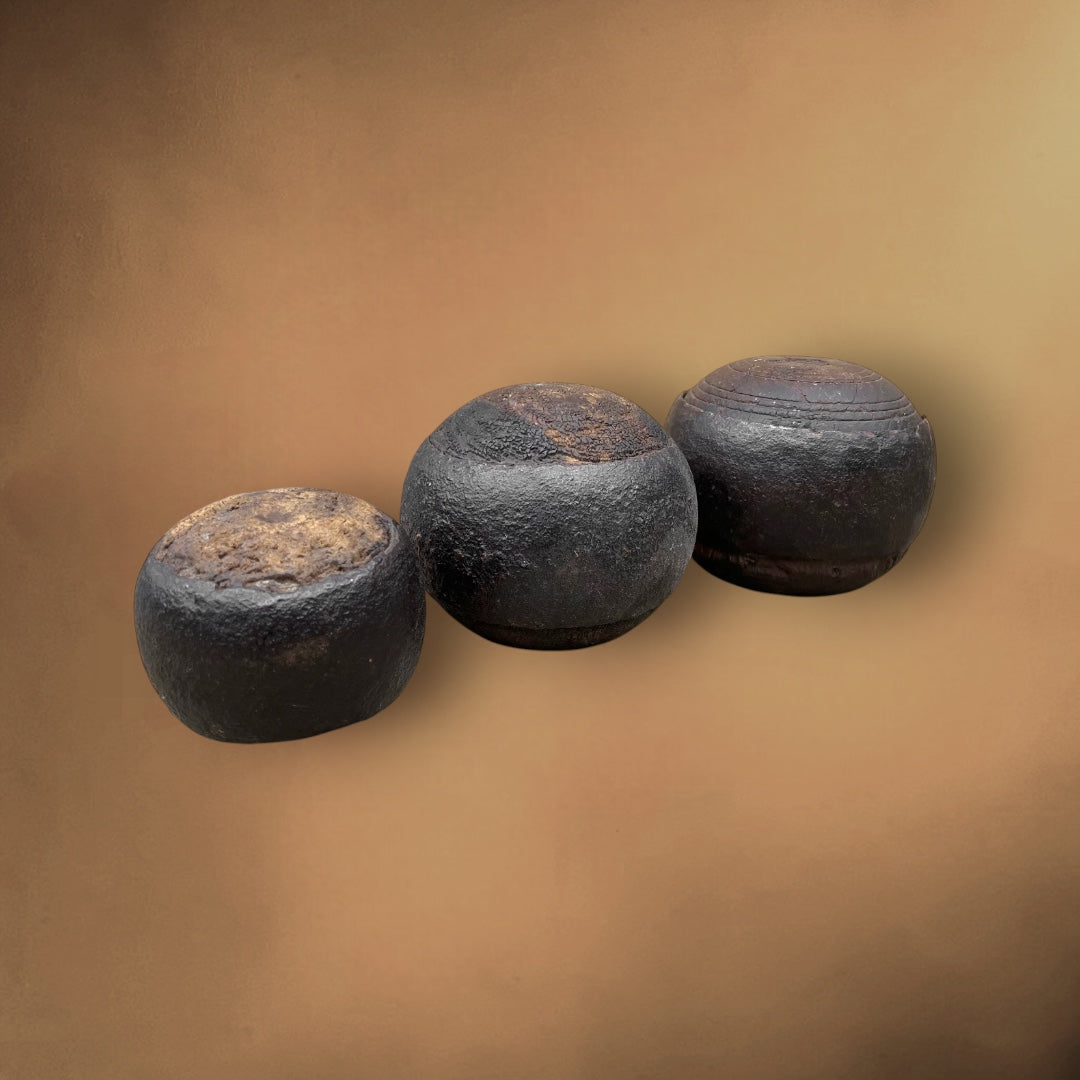 Lot de Trois Anciennes Boules de Fort en Bois Cerclé Patine d’Usage
