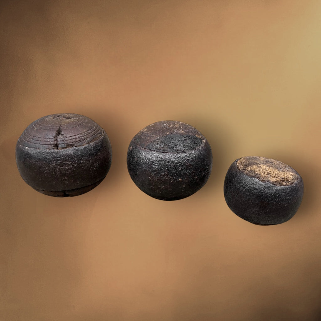 Lot de Trois Anciennes Boules de Fort en Bois Cerclé Patine d’Usage