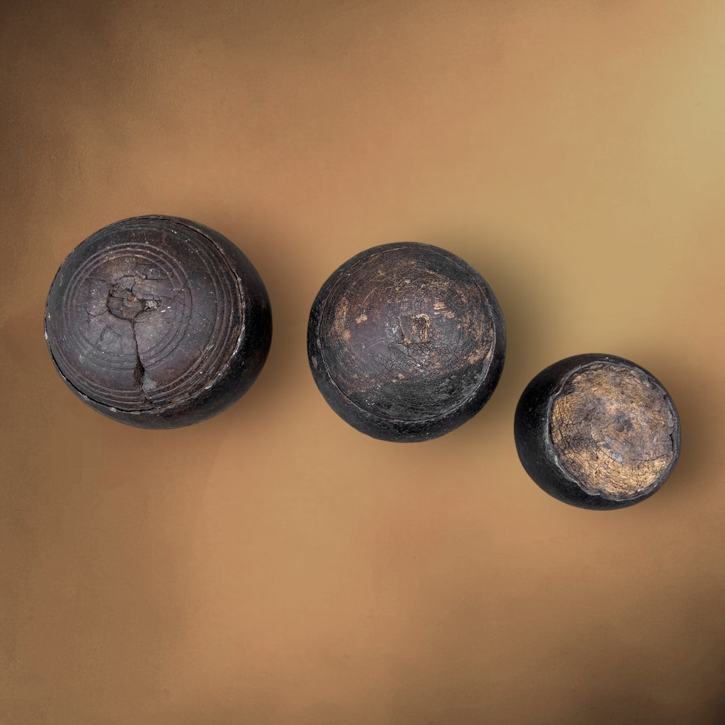 Lot de Trois Anciennes Boules de Fort en Bois Cerclé Patine d’Usage