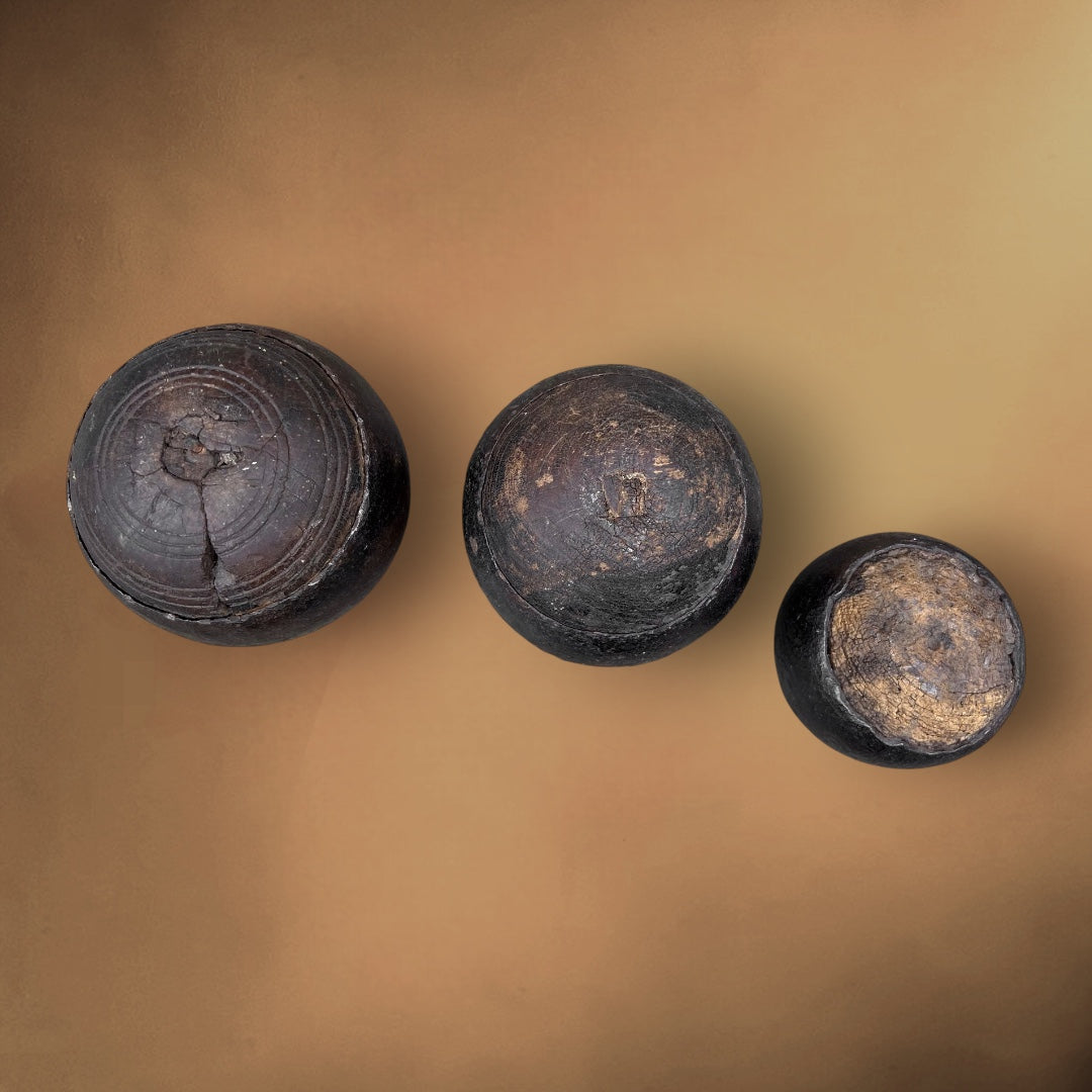 Lot de Trois Anciennes Boules de Fort en Bois Cerclé Patine d’Usage