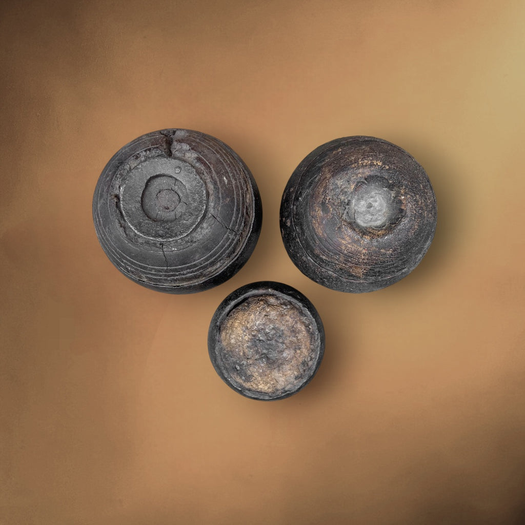 Lot de Trois Anciennes Boules de Fort en Bois Cerclé Patine d’Usage