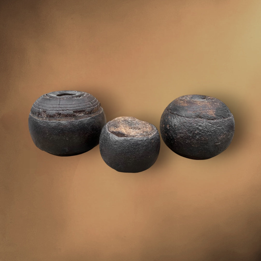 
boules-de-fort-anciennes-bois-cerclage-metal
