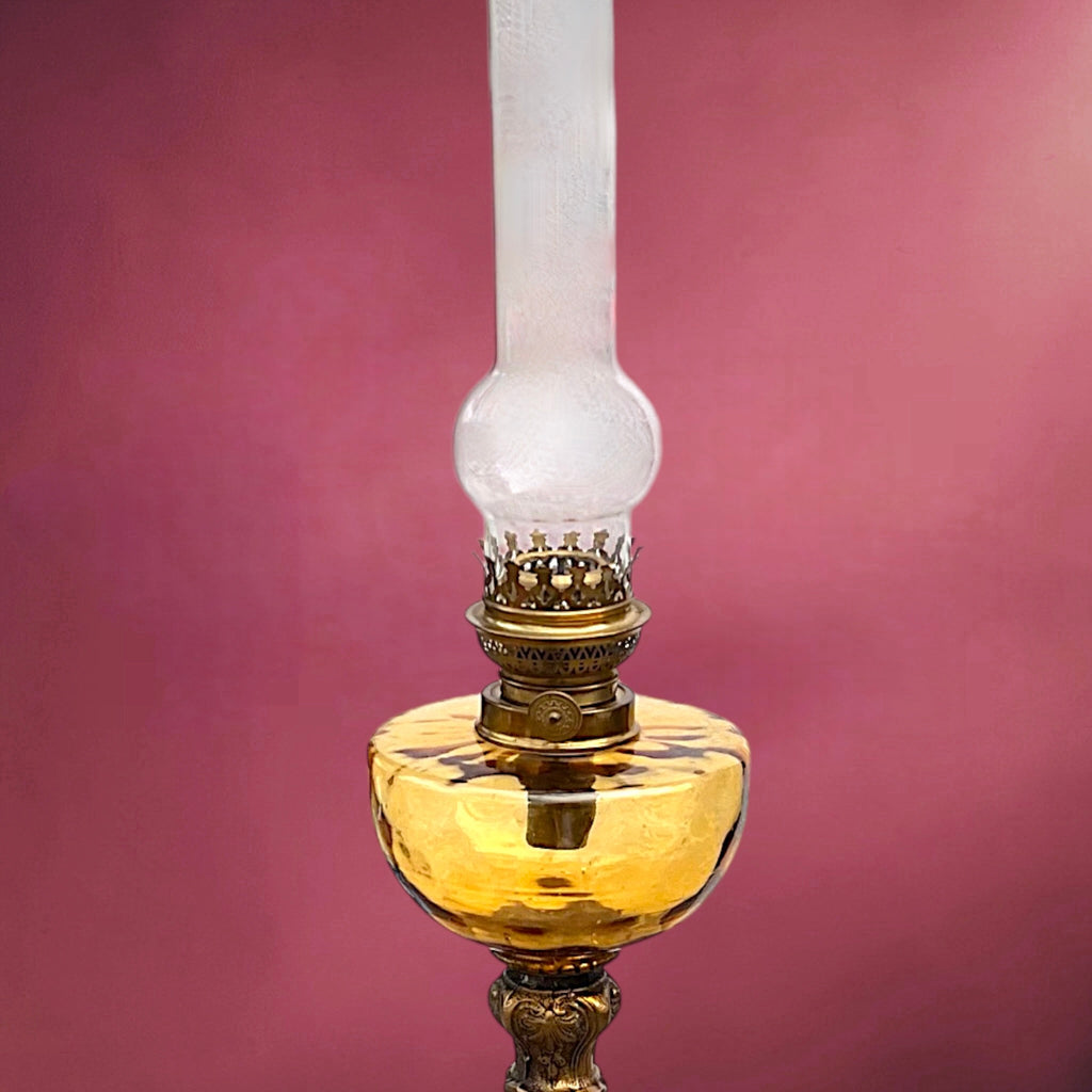 Lampe à Pétrole Ancienne Verre Ambré Métal Bronzé Pied Ornementé – Début XXe